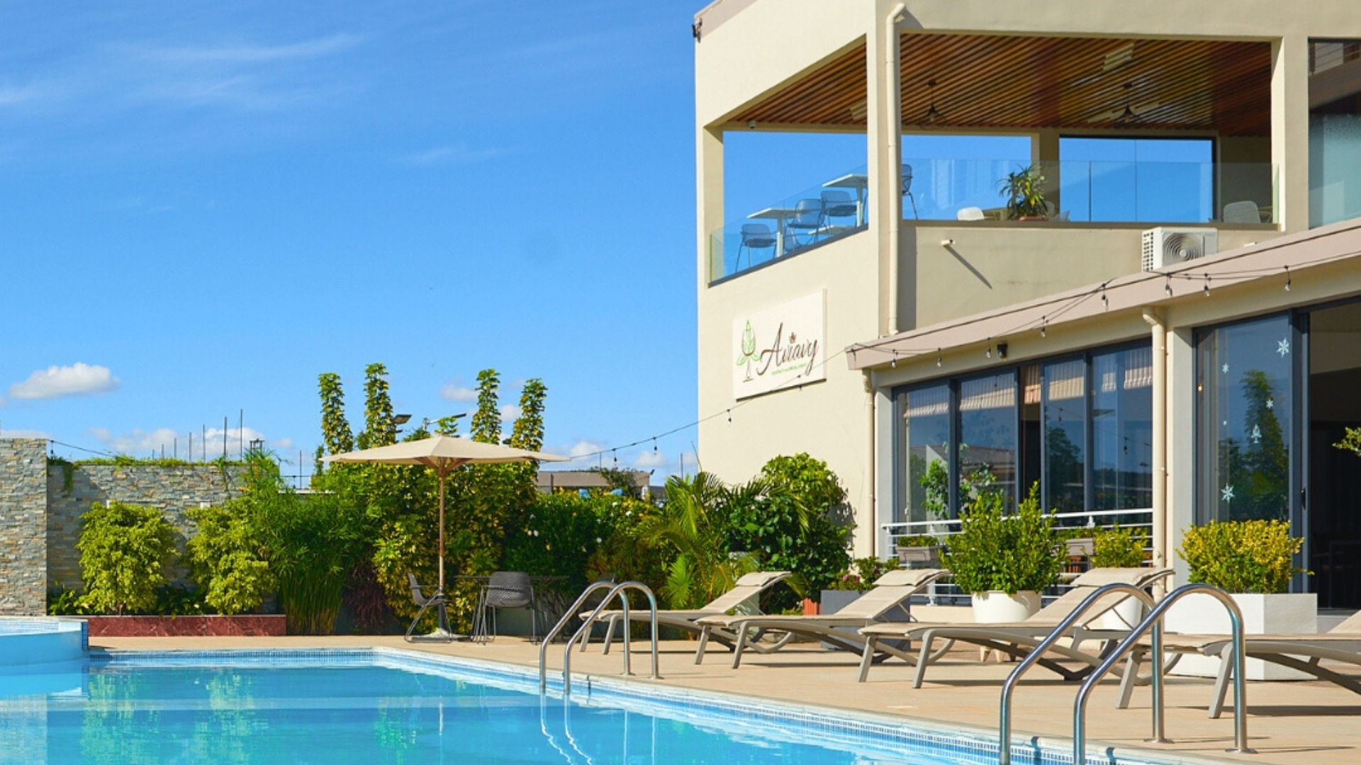 Aviavy hotel and pool