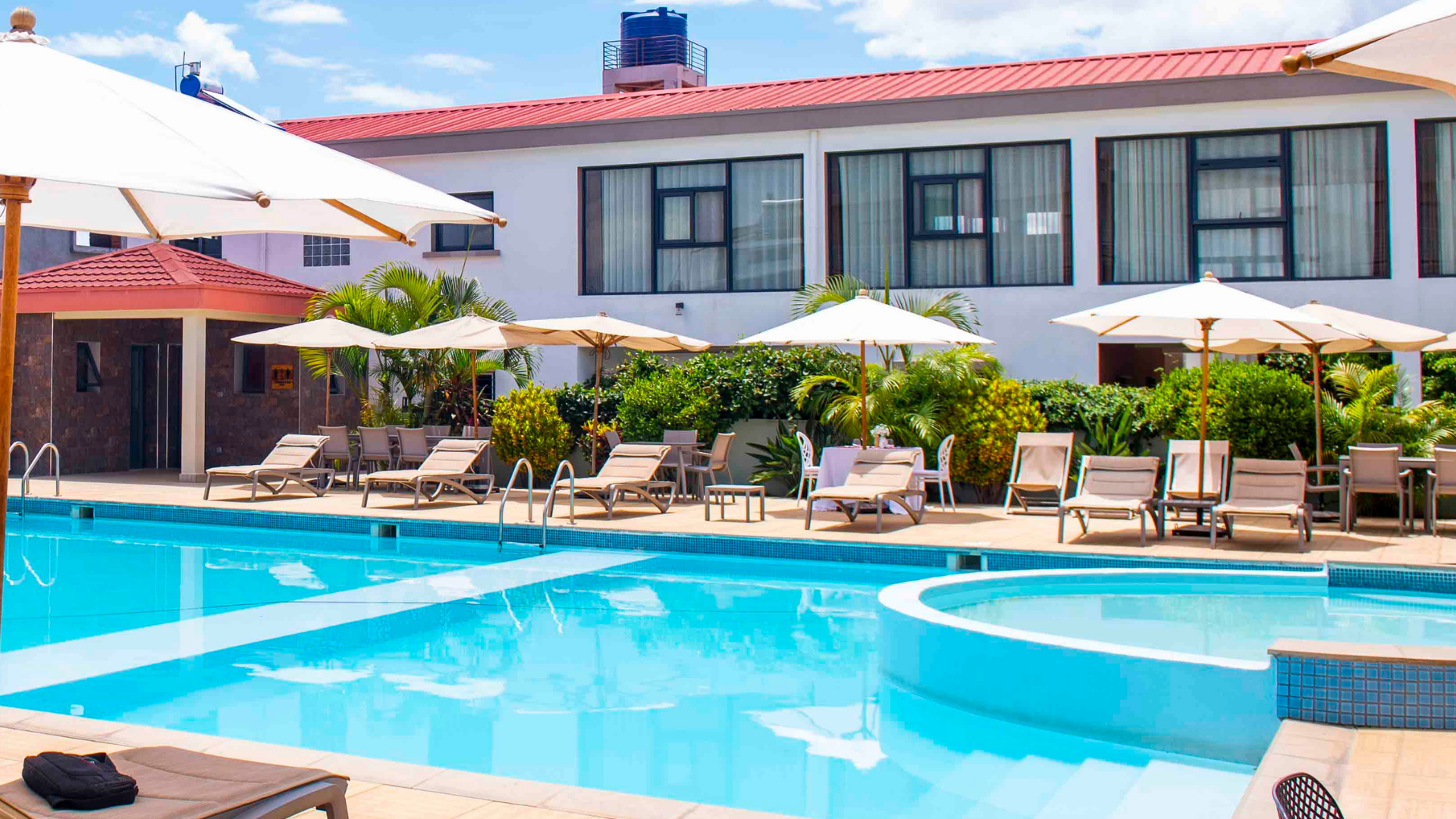 Aviavy poolside calm
